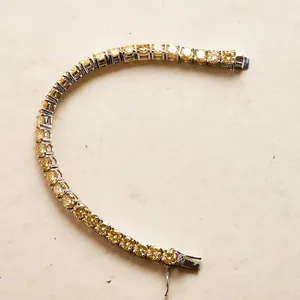 Detailansicht gelber Moissanit-Steine in einem Tennisarmband aus Silber mit Vier-Krallen-Fassung