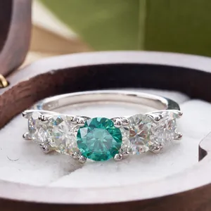 Elegante S925 zilveren ring met groenblauwe moissaniet en zijdelingse accentstenen