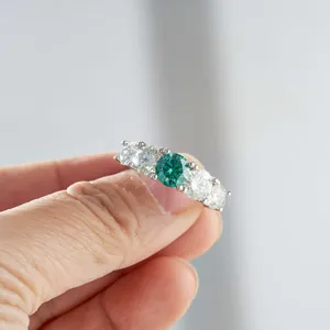 Detailopname van S925 zilveren ring met groene moissaniet en zijdelingse stenen