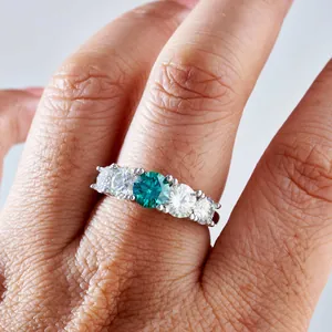 Macro-opname van S925 zilveren ring met groenblauwe hoofdsteen en zijdelingse diamanten