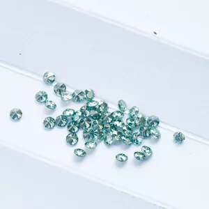 Macro-opname van 3mm ronde briljant geslepen cyaan blauwgroene moissanite edelstenen
