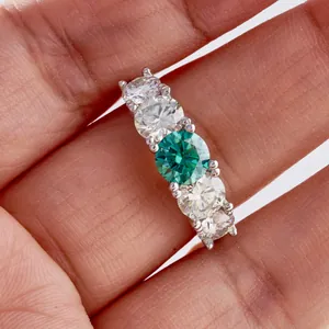 S925 zilveren ring met een groene moissanite en vier heldere stenen in een rijzetting