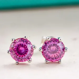 Dettaglio macro di orecchini con moissanite rosa in classica montatura in argento