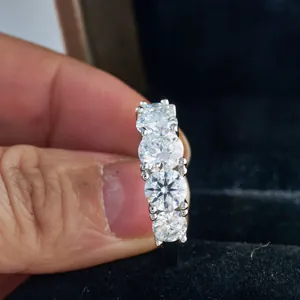 Eleganter Ring aus S925 Sterlingsilber mit fünf Brillantschliff-Moissaniten in Krappenfassung
