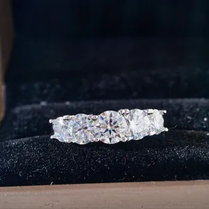 Eleganter S925 Sterlingsilber Ring mit fünf Moissanit-Steinen in einer blauen Samtbox