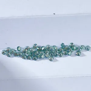 Macro detail van teal blauwe moissanite stenen met briljantslijpsel op witte kaart