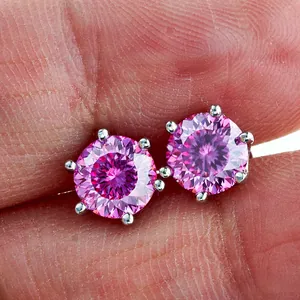 Vista macro di orecchini a lobo in moissanite rosa 1ct con montatura a 6 griffe
