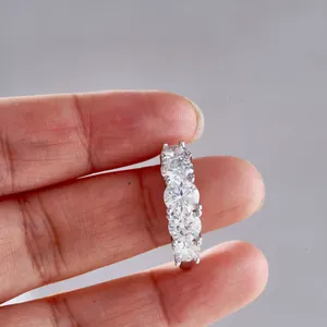 S925 Sterling Silber Ring mit fünf glänzenden Moissanit-Steinen in klassischer Fassung