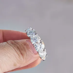 Eleganter S925 Silberring mit fünf runden Moissanit-Steinen und brillantem Diamantschliff