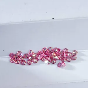 Bovenaanzicht van sprankelende ronde briljant geslepen roze moissanite op een dienblad