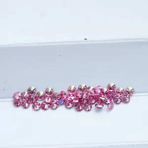 Macro-opname van briljant geslepen roze moissanite losse edelstenen op wit oppervlak