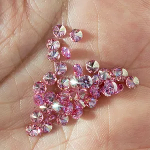 Glinsterende roze ronde briljant geslepen moissanite stenen in de palm van een hand