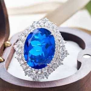 Luxuriöser S925 Silberring mit 30 Karat Saphir in edler Holzetui-Präsentation