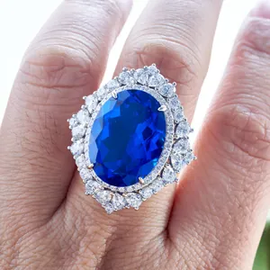 Makroaufnahme von 30ct ovalem königsblauem Saphirring mit doppeltem Diamant-Halo-Besatz
