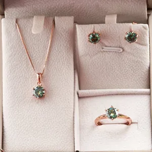 Elegante conjunto de joyas de seis garras con collar, pendientes y anillo de moissanita verde