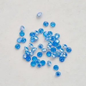 Macro-opname van ronde blauwe saffieren met briljantslijpsel op een getextureerde achtergrond