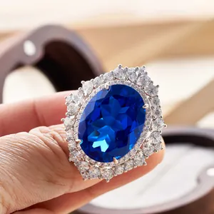Luxus 925 Sterlingsilber Platiniert Ring Großer Ovaler Synthetischer Königsblauer Saphir Halo Ring Für Damen Hochzeit Bankett Schmuck
