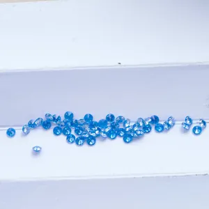 Glinsterende ronde blauwe moissanite edelstenen op een wit presentatie-oppervlak