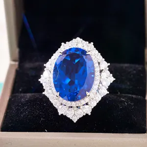 Ring mit 30 Karat royalblauem Saphir im Ovalschliff und Diamant-Halo in Samtbox
