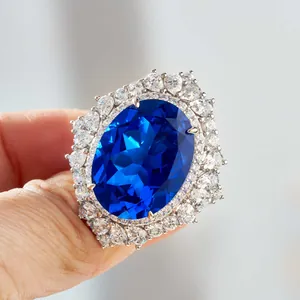 Makro-Detail des 30ct königsblauen Saphirrings mit funkelndem Diamant-Halo aus Silber