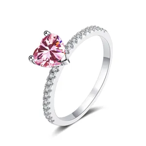 Bague élégante en argent avec moissanite rose 2ct en forme de cœur et petits diamants