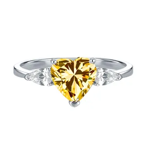 Detailaufnahme von S925 Silberring mit herzförmigem gelbem Moissanit und Diamanten