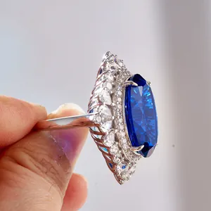 Luxuriöser S925 Silberring mit 30ct blauem Saphir und weißen Zirkonia-Steinen