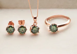 Elegante conjunto de joyas en oro rosa con collar anillo y pendientes de moissanita verde