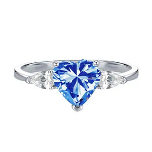 S925 Sterling Silber Ring mit 2 Karat Herz-Moissanit in Blau und seitlichen Edelsteinen