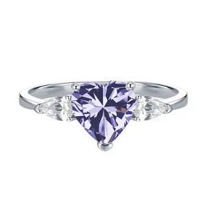 Detail eines herzförmigen lila Moissanit-Rings mit birnenförmigen Seitensteinen in Silber