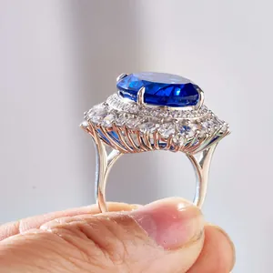 30ct königsblauer Saphirring aus S925 Silber mit dreifachem Halo-Besatz aus Zirkonia-Steinen