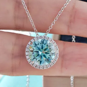 Elegante S925 Silberhalskette mit 5ct hellblauem Moissanit-Anhänger und funkelndem Halokranz