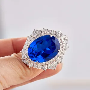 Makroaufnahme eines 30 Karat Saphir-Rings mit doppeltem Halo und polierter Silberfassung