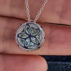 Halskette aus S925 Silber mit pinkfarbenem Stein im Herz-Pfeil-Schliff und Blumendesign