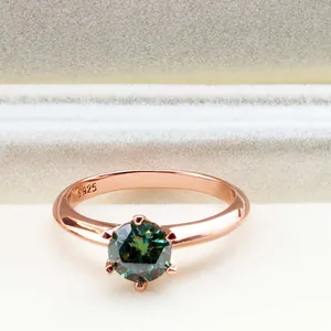 Detalle macro de un anillo de plata S925 en oro rosa con moissanita verde de seis garras