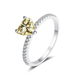 Détails d'une bague en argent avec moissanite jaune en forme de cœur 2ct et certificat GRA