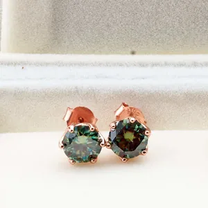 Detalle de pendientes en plata S925 oro rosa con moissanita verde engastada en seis garras