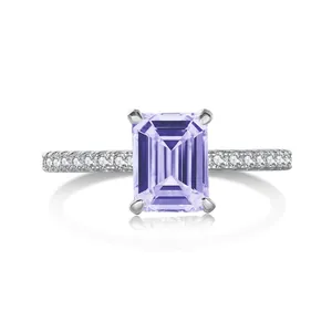 Vue macro de la moissanite rose taille émeraude avec anneau en argent S925 pavé
