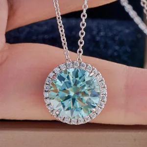 Nahaufnahme eines 5-Karat hellblauen Moissanit-Anhängers mit Diamant-Heiligenschein