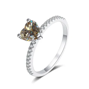 Vue détaillée d'une bague en argent avec moissanite cœur champagne 2ct et pavage de diamants