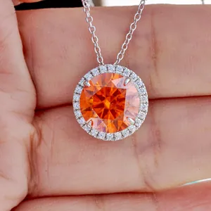 Makroaufnahme eines 5ct orangefarbenen Moissanit-Anhängers mit Silberkette