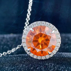Makro-Detail eines runden orangefarbenen Edelstein-Anhängers mit Halo-Diamanten