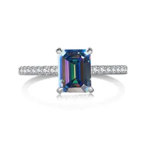 Vue macro détaillée d'une bague moissanite taille émeraude avec anneau S925 pavé de diamants