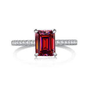 Vue macro d'une bague moissanite rose taille émeraude avec anneau en argent et pavé