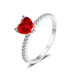 Macro de bague en moissanite rouge 2 carats avec anneau pavé en argent et certificat GRA