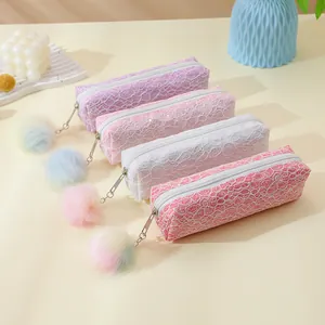 Trousses en dentelle avec fermetures éclair et pompons en violet, rose et blanc