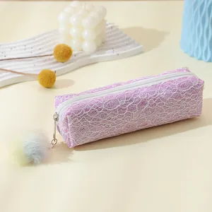 Trousse violette scintillante avec dentelle blanche et pompon coloré décoratif