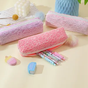 Détail de trousses à paillettes et dentelle rose et violette montrant la capacité