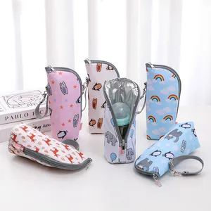 Detalle de bolsas térmicas para biberones con estampados de animales y cierre de cremallera