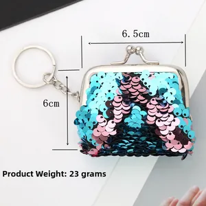 Detalle de mini monedero de lentejuelas de 6,5x6cm con cierre metálico y anillo de llavero
